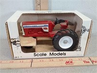 Scale Models 1/25 scale Oliver 1855 toy tractor