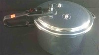 Jasi pressure cooker 11" wide and 8" height