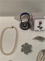 Collection of Costume Jewellery & Broaches
