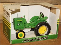 1:16 John Deere "LA" Tractor
