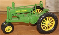 1:16 John Deere Model A Tractor