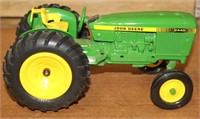 1:16 John Deere 2440 Tractor