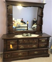 DRESSER W/LIGHTED HUTCH MIRROR