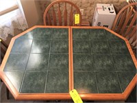 OAK BREAKFAST TABLE W/TILE TOP AND 4 CHAIRS