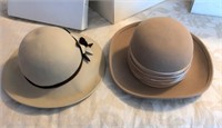 2 LADIES HATS BEIGE COMMODORE / UNMARKED