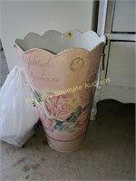Floral trashcan with Romatic Home Magazines