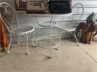 White metal table w/2 chairs