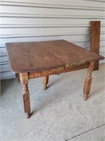 Oak 42" table w/reeded legs and 1 leaf