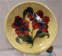 Moorcroft Pottery cake plate, Hibiscus pattern,