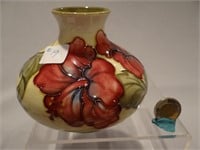 Moorcroft Pottery vase, Hibiscus pattern,