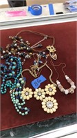 Assorted lot of jewelry
