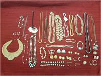 37 pieces of pearl costume jewelry: 15 necklaces,