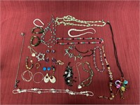 26 pieces beaded costume jewelry, 12 necklaces, 7