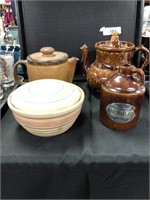 Stoneware Tea pot. With lid.