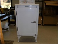 Vintage GE Refrigerator: 5ft Tall 28" x 22"