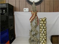 2 Plastic platter & Tree stand & ornaments