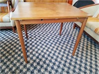 Table teck danois, classique mid century. Danemark