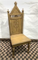 Chaise antique sculptée avec rangement