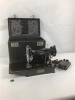 Machine à coudre miniature Singer avec coffre