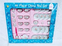 child's tea set (41 pcs)