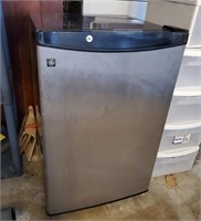 GE Dorm Size Refrigerator - working