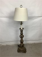 Lampe de table base en métal ajouré oriental