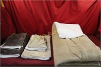 Sonoma Twin Size Comforter w/ 4 Pillow Shams