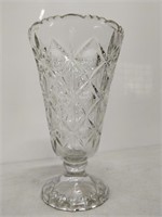 one crystal footed vase with star & olive pattern