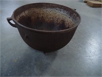 Cast iron pot (IS CRACKED)