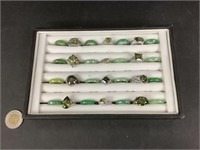 16 bagues en jade irisé (couleurs variées)
