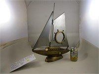 Cadre d'horloge en métal représentant un voilier.