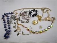 Bijoux divers colliers et bracelets