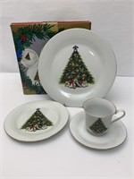 Service for 4 Christmas tree dinnerware