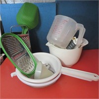 Measuring Cups, Strainers & Grater