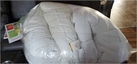 Queen-size microfiber duvet and 2 queen pillows-