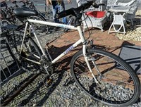 White Trek Multitrack 720 Men's Bicycle