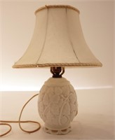 Lampe de table vintage en milk glass