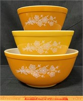 GREAT VINTAGE PYREX 3 PIECE MIXING BOWL SET