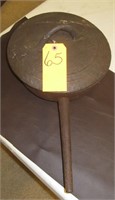 CAST IRON FRYING PAN WITH LID ON LEGS