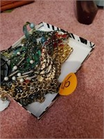 COLLECTION OF ASSORTED NECKLACES