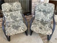 Lot of two cushioned outdoor chairs