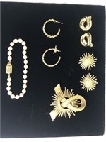A lot of five pieces of Monet costume jewelry