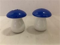 SET Salt & Pepper Shakers - Mushroom Design