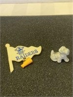 Raiders Pennat & Miniature Dog Figure