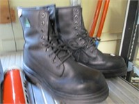 Pr of safety boots sz 9 1/2