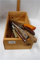 WOODEN BOX & COLLECTION OF KNIVES