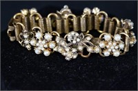 Vintage Gold Tone Bracelet with Pearls