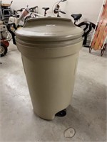 Rubbermaid 33-Gallon Trash Can