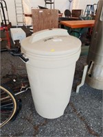 Rubbermaid 33-Gallon Trash Can