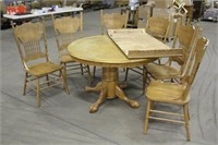 Dining Room Table w/24" Leaf & (6) Chairs